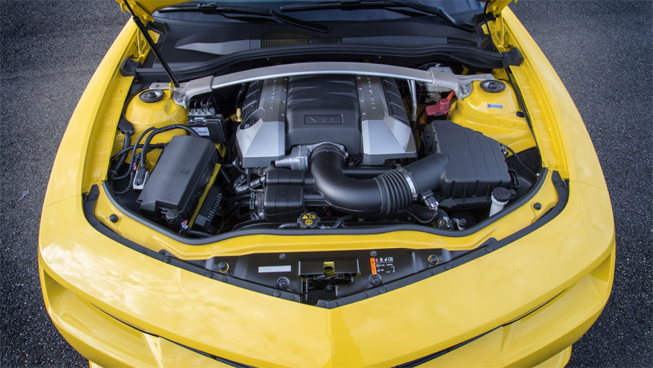 Detalhe do motor do Camaro | <a href="https://beta-develop.quatrorodas.abril.com.br/noticias/fabricantes/chevrolet-traz-camaro-conversivel-ao-brasil-785537.shtml" rel="migration">Leia mais</a>