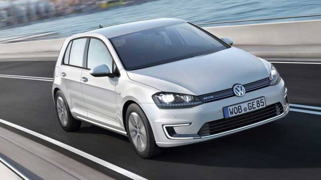 O e-Golf tem um motor com aproximadamente 115 cv | <a href="https://beta-develop.quatrorodas.abril.com.br/saloes/frankfurt/2013/volkswagen-e-golf-e-up-752904.shtml" rel="migration">Leia mais</a>