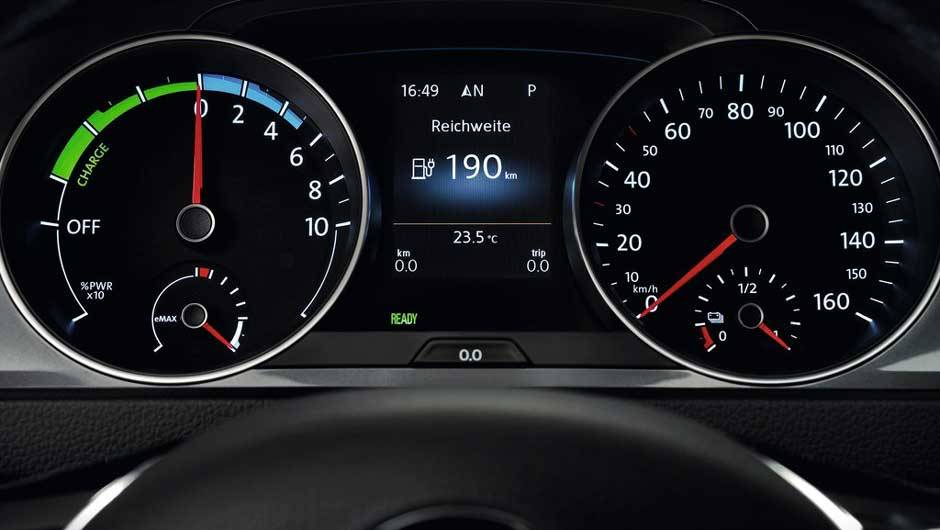 ... com exce&ccedil;&atilde;o do painel, cujo conta-giros tamb&eacute;m indica quando a bateria est&aacute; sendo carregada | <a href="https://beta-develop.quatrorodas.abril.com.br/saloes/frankfurt/2013/volkswagen-e-golf-e-up-752904.shtml" rel="migration">Leia mais</a>