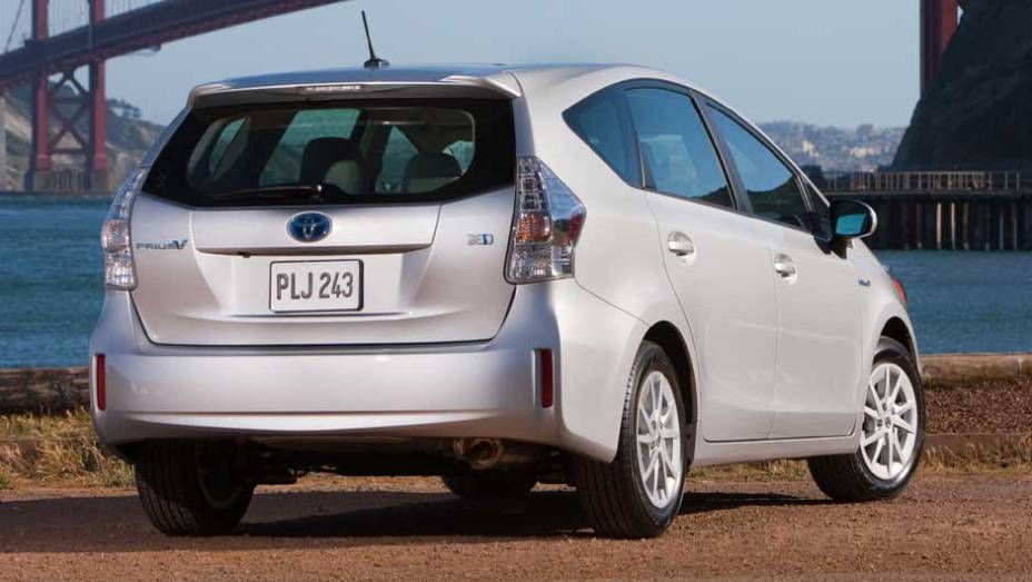 Entre-eixos foi aumentado em 80 mm para alojar fileira de bancos Entre-eixos foi aumentado em 80 mm para alojar fileira de bancos