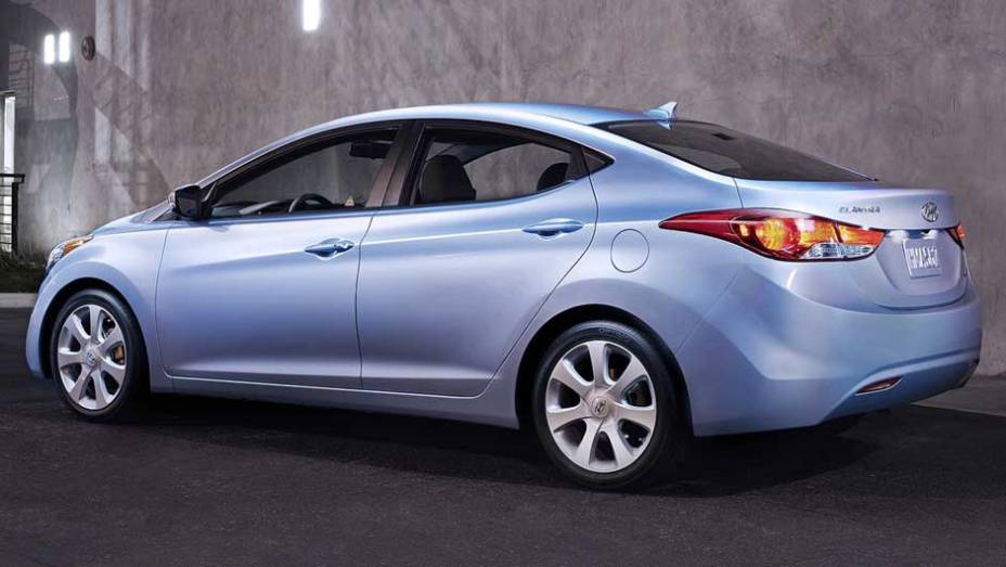 Transmissão do modelo pode ser manual de seis velocidades ou automática Transmissão do modelo pode ser manual de seis velocidades ou automática