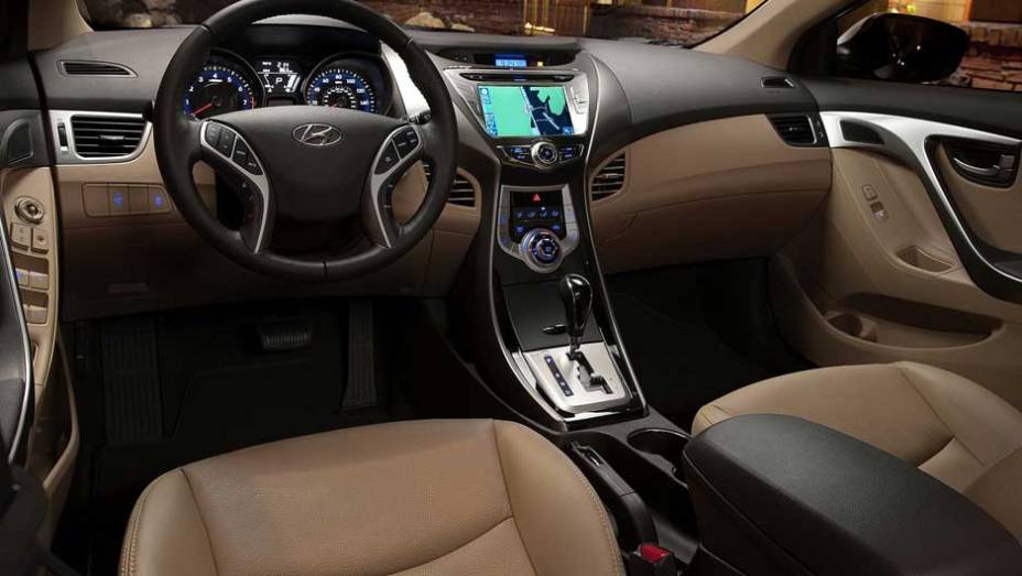 Bancos de couro e partida por botão equipam a versão intermediária Bancos de couro e partida por botão equipam a versão intermediária