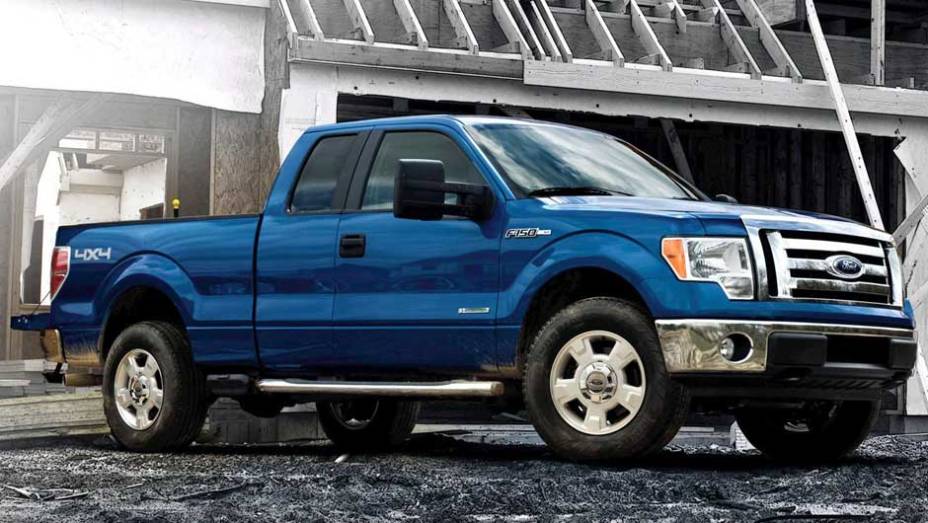 Versão EcoBoost ganha tanque com capacidade para 136 litros | <a href="https://beta-develop.quatrorodas.abril.com.br/noticias/nova-linha-ford-f-150-ganha-camera-dianteira-303573_p.shtml" rel="migration">Leia mais</a>