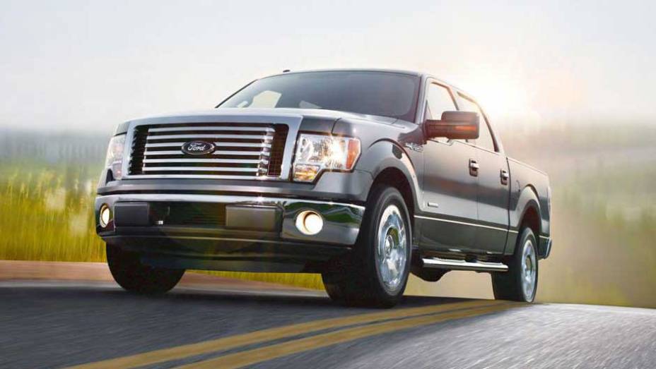 F-150 é a picape de entrada da Ford comercializada nos EUA | <a href="https://beta-develop.quatrorodas.abril.com.br/noticias/nova-linha-ford-f-150-ganha-camera-dianteira-303573_p.shtml" rel="migration">Leia mais</a>