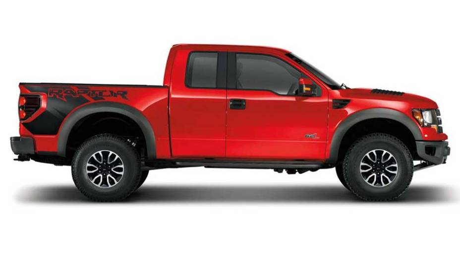 Sob o capô, o motor continua o mesmo: 6.2 V8 de 411 cv de potência e 60 mkgf de torque | <a href="https://beta-develop.quatrorodas.abril.com.br/noticias/nova-linha-ford-f-150-ganha-camera-dianteira-303573_p.shtml" rel="migration">Leia mais</a>