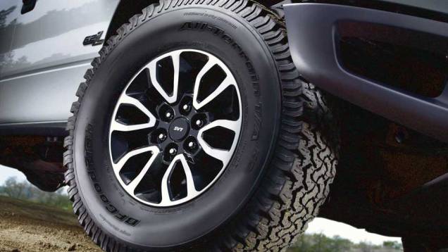 Pneus da vers&atilde;o Raptor s&atilde;o de uso misto | <a href="https://beta-develop.quatrorodas.abril.com.br/noticias/nova-linha-ford-f-150-ganha-camera-dianteira-303573_p.shtml" rel="migration">Leia mais</a>