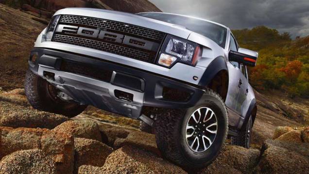 C&acirc;mera na grade dianteira disp&otilde;e de um lavador para limpeza | <a href="https://beta-develop.quatrorodas.abril.com.br/noticias/nova-linha-ford-f-150-ganha-camera-dianteira-303573_p.shtml" rel="migration">Leia mais</a>