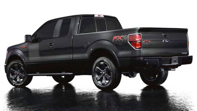 Na vers&atilde;o FX h&aacute; um novo pacote que incrementa a apar&ecirc;ncia da picape | <a href="https://beta-develop.quatrorodas.abril.com.br/noticias/nova-linha-ford-f-150-ganha-camera-dianteira-303573_p.shtml" rel="migration">Leia mais</a>