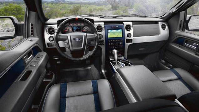 Tela de 8 polegadas do sistema de navega&ccedil;&atilde;o exibe as imagens da c&acirc;mera dianteira | <a href="https://beta-develop.quatrorodas.abril.com.br/noticias/nova-linha-ford-f-150-ganha-camera-dianteira-303573_p.shtml" rel="migration">Leia mais</a>