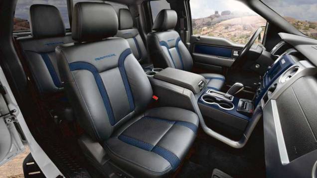 Bancos da Raptor s&atilde;o estilizados | <a href="https://beta-develop.quatrorodas.abril.com.br/noticias/nova-linha-ford-f-150-ganha-camera-dianteira-303573_p.shtml" rel="migration">Leia mais</a>