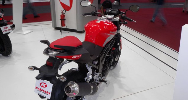 Suspensão traseira tem balança monoschock | <a href="https://beta-develop.quatrorodas.abril.com.br/moto/noticias/kasinski-lanca-comet-gt-650-642081.shtml" rel="migration">Leia mais</a> Suspensão traseira tem balança monoschock | <a href="https://beta-develop.quatrorodas.abril.com.br/moto/noticias/kasinski-lanca-comet-gt-650-642081.shtml" rel="migration">Leia mais</a>