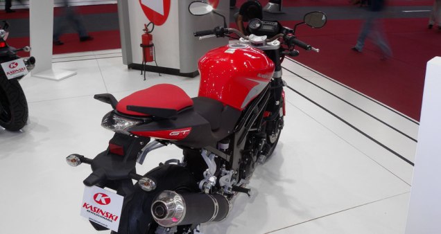 Suspens&atilde;o traseira tem balan&ccedil;a monoschock | <a href="https://beta-develop.quatrorodas.abril.com.br/moto/noticias/kasinski-lanca-comet-gt-650-642081.shtml" rel="migration">Leia mais</a>