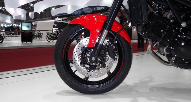 Suspens&atilde;o dianteira &eacute; invertida | <a href="https://beta-develop.quatrorodas.abril.com.br/moto/noticias/kasinski-lanca-comet-gt-650-642081.shtml" rel="migration">Leia mais</a>