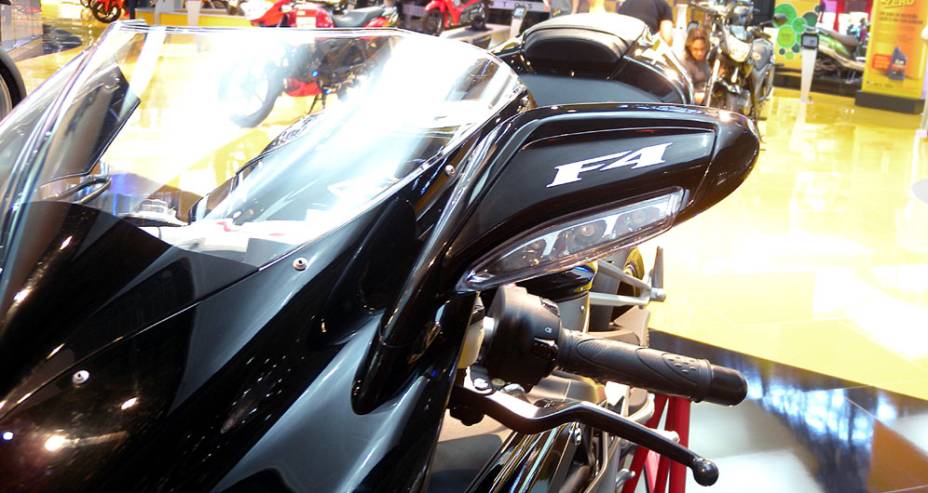 Para-brisa tem perfil aerodinâmico | <a href="https://beta-develop.quatrorodas.abril.com.br/moto/noticias/mv-agusta-f4-ultrapassa-300-km-h-642365.shtml" rel="migration">Leia mais</a> Para-brisa tem perfil aerodinâmico | <a href="https://beta-develop.quatrorodas.abril.com.br/moto/noticias/mv-agusta-f4-ultrapassa-300-km-h-642365.shtml" rel="migration">Leia mais</a>