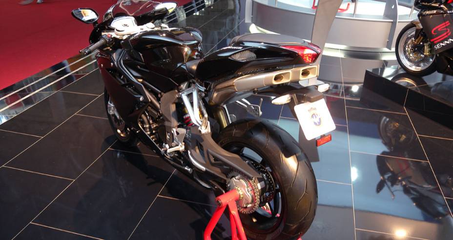 F4 ultrapassa os 300 km/h | <a href="https://beta-develop.quatrorodas.abril.com.br/moto/noticias/mv-agusta-f4-ultrapassa-300-km-h-642365.shtml" rel="migration">Leia mais</a> F4 ultrapassa os 300 km/h | <a href="https://beta-develop.quatrorodas.abril.com.br/moto/noticias/mv-agusta-f4-ultrapassa-300-km-h-642365.shtml" rel="migration">Leia mais</a>