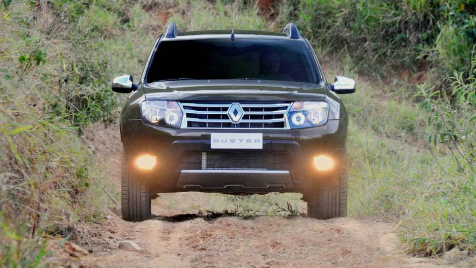 Faróis da topo-de-linha possuem máscara negra | <a href="https://beta-develop.quatrorodas.abril.com.br/carros/lancamentos/renault-duster-642260.shtml" rel="migration">Leia mais</a>