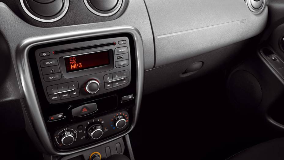 CD com MP3 tem entrada auxiliar e para iPod | <a href="https://beta-develop.quatrorodas.abril.com.br/carros/lancamentos/renault-duster-642260.shtml" rel="migration">Leia mais</a>