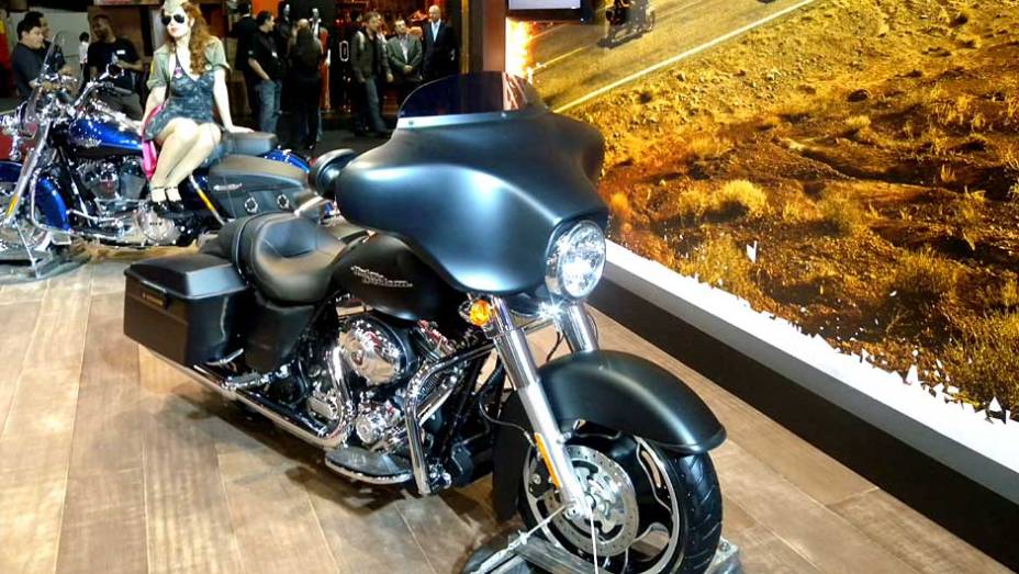 Modelo tem motor de 1700 cc | <a href="https://beta-develop.quatrorodas.abril.com.br/moto/noticias/h-d-street-glide-versao-2012-642201.shtml" rel="migration">Leia mais</a>