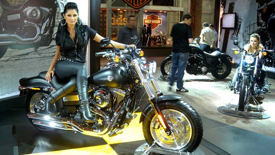 Dark custom tem visual imponente | <a href="https://beta-develop.quatrorodas.abril.com.br/moto/noticias/fat-bob-atracoes-harley-davidson-642200.shtml" rel="migration">Leia mais</a>