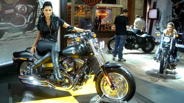 Dark custom tem visual imponente | <a href="https://beta-develop.quatrorodas.abril.com.br/moto/noticias/fat-bob-atracoes-harley-davidson-642200.shtml" rel="migration">Leia mais</a> Dark custom tem visual imponente | <a href="https://beta-develop.quatrorodas.abril.com.br/moto/noticias/fat-bob-atracoes-harley-davidson-642200.shtml" rel="migration">Leia mais</a>