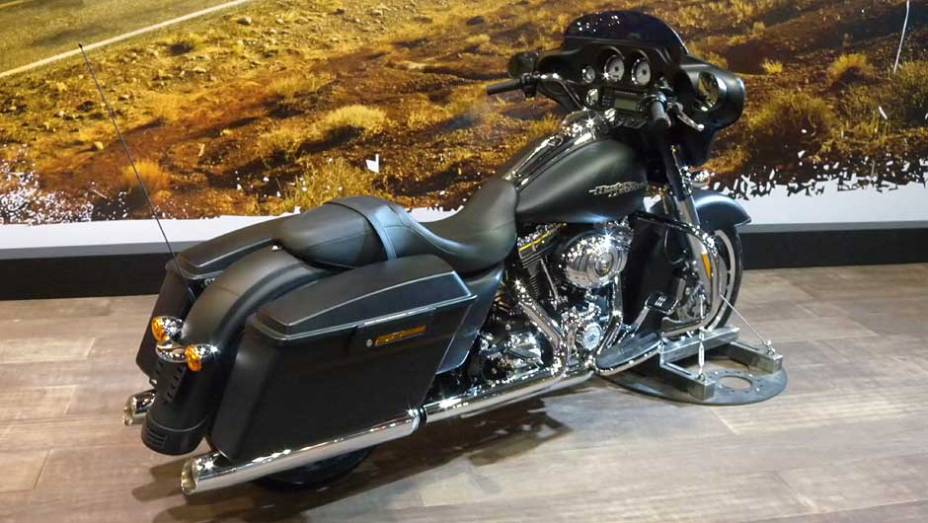 Carenagem asa de morcego chama aten&ccedil;&atilde;o | <a href="https://beta-develop.quatrorodas.abril.com.br/moto/noticias/h-d-street-glide-versao-2012-642201.shtml" rel="migration">Leia mais</a>