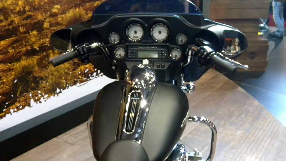 Seu pre&ccedil;o sugerido &eacute; de R$ 61.200 | <a href="https://beta-develop.quatrorodas.abril.com.br/moto/noticias/h-d-street-glide-versao-2012-642201.shtml" rel="migration">Leia mais</a>