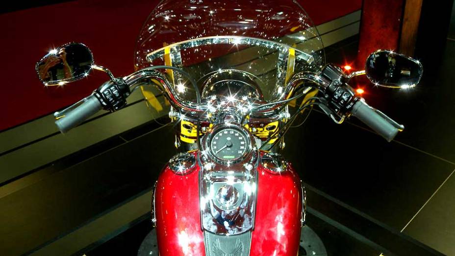 Para-brisa &eacute; montado no garfo | <a href="https://beta-develop.quatrorodas.abril.com.br/moto/noticias/harley-davidson-lanca-switchback-642198.shtml" rel="migration">Leia mais</a>