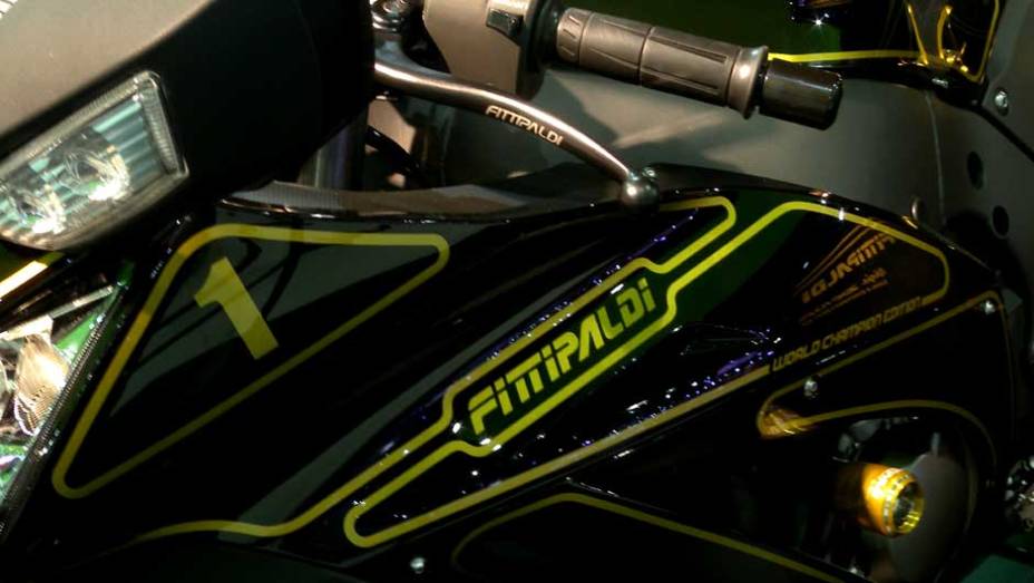 Esportiva conta com pintura exclusiva | <a href="https://beta-develop.quatrorodas.abril.com.br/moto/noticias/fittipaldi-ganha-moto-kawasaki-sua-homenagem-642231.shtml" rel="migration">Leia mais</a>