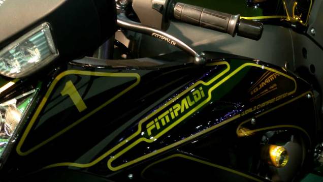 Esportiva conta com pintura exclusiva | <a href="https://beta-develop.quatrorodas.abril.com.br/moto/noticias/fittipaldi-ganha-moto-kawasaki-sua-homenagem-642231.shtml" rel="migration">Leia mais</a> Esportiva conta com pintura exclusiva | <a href="https://beta-develop.quatrorodas.abril.com.br/moto/noticias/fittipaldi-ganha-moto-kawasaki-sua-homenagem-642231.shtml" rel="migration">Leia mais</a>