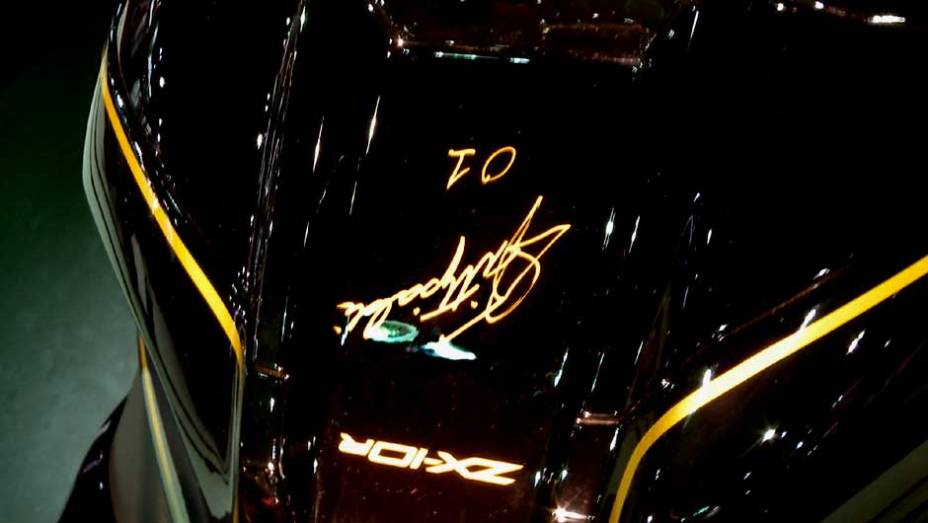 Motos vêm identificadas e autografadas | <a href="https://beta-develop.quatrorodas.abril.com.br/moto/noticias/fittipaldi-ganha-moto-kawasaki-sua-homenagem-642231.shtml" rel="migration">Leia mais</a>