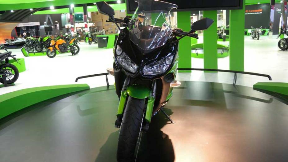 Para-brisa é ajustável | <a href="https://beta-develop.quatrorodas.abril.com.br/moto/noticias/kawasaki-tera-nova-integrante-familia-ninja-642159.shtml" rel="migration">Leia mais</a>
