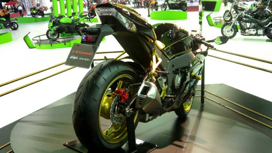 Edição comemora os 40 anos do primeiro título do piloto na F-1 | <a href="https://beta-develop.quatrorodas.abril.com.br/moto/noticias/fittipaldi-ganha-moto-kawasaki-sua-homenagem-642231.shtml" rel="migration">Leia mais</a>
