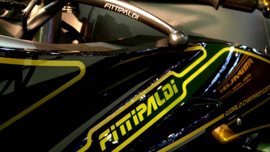 Componentes da marca Fittipaldi estão na moto | <a href="https://beta-develop.quatrorodas.abril.com.br/moto/noticias/fittipaldi-ganha-moto-kawasaki-sua-homenagem-642231.shtml" rel="migration">Leia mais</a>