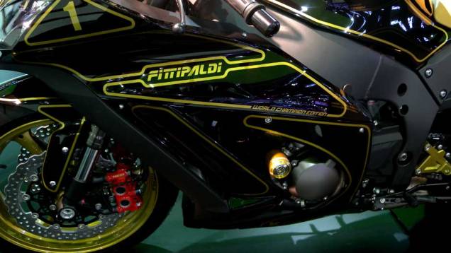Moto tem motor de 210 cv | <a href="https://beta-develop.quatrorodas.abril.com.br/moto/noticias/fittipaldi-ganha-moto-kawasaki-sua-homenagem-642231.shtml" rel="migration">Leia mais</a> Moto tem motor de 210 cv | <a href="https://beta-develop.quatrorodas.abril.com.br/moto/noticias/fittipaldi-ganha-moto-kawasaki-sua-homenagem-642231.shtml" rel="migration">Leia mais</a>