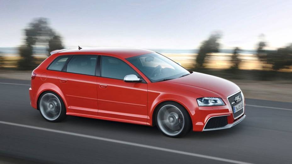 Modelo pesa somente 1.575 kg | <a href="https://beta-develop.quatrorodas.abril.com.br/noticias/audi-rs3-sportback-chega-ao-brasil-r-298-mil-304559_p.shtml" rel="migration">Leia mais</a>