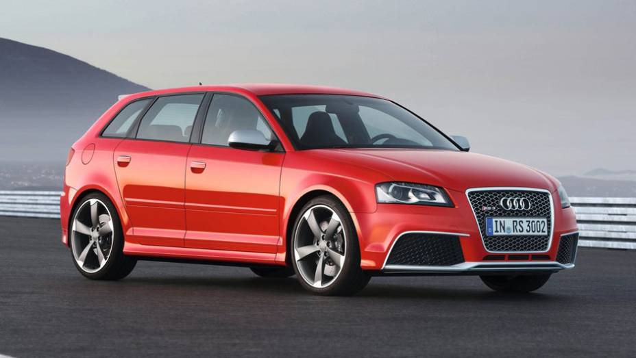 Faróis de xenon e spoiler dianteiro equipam o esportivo | <a href="https://beta-develop.quatrorodas.abril.com.br/noticias/audi-rs3-sportback-chega-ao-brasil-r-298-mil-304559_p.shtml" rel="migration">Leia mais</a>