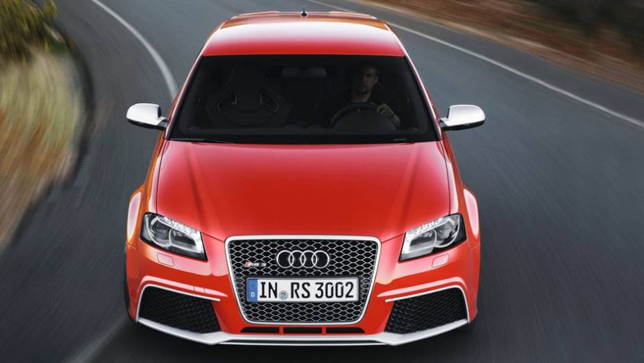 Carro tem entradas de ar | <a href="https://beta-develop.quatrorodas.abril.com.br/noticias/audi-rs3-sportback-chega-ao-brasil-r-298-mil-304559_p.shtml" rel="migration">Leia mais</a>