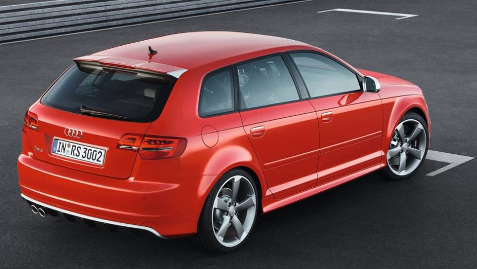 Carro também tem controle de estabilidade | <a href="https://beta-develop.quatrorodas.abril.com.br/noticias/audi-rs3-sportback-chega-ao-brasil-r-298-mil-304559_p.shtml" rel="migration">Leia mais</a>