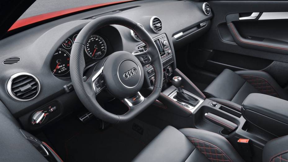 Volante em couro é multifuncional | <a href="https://beta-develop.quatrorodas.abril.com.br/noticias/audi-rs3-sportback-chega-ao-brasil-r-298-mil-304559_p.shtml" rel="migration">Leia mais</a>