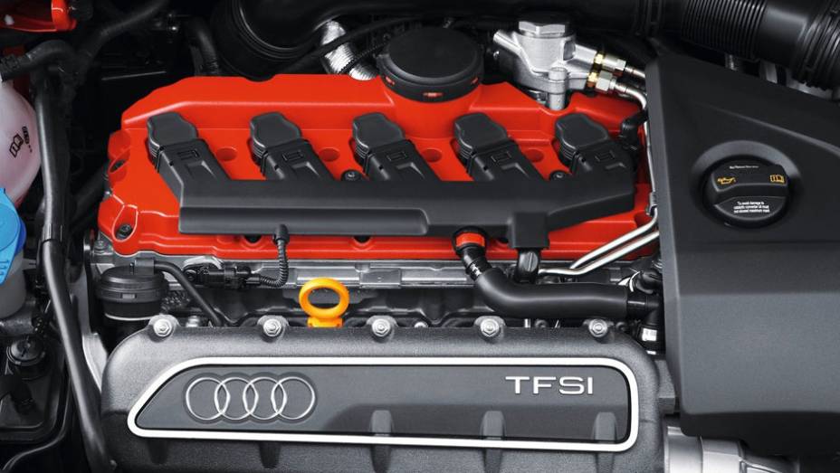 Motor 2.5 tem 340 cv de potência | <a href="https://beta-develop.quatrorodas.abril.com.br/noticias/audi-rs3-sportback-chega-ao-brasil-r-298-mil-304559_p.shtml" rel="migration">Leia mais</a>