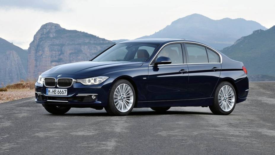 Sexta geração do sedã chega em fevereiro de 2012 | <a href="https://beta-develop.quatrorodas.abril.com.br/carros/lancamentos/bmw-serie-3-643331.shtml" rel="migration">Leia mais</a> Sexta geração do sedã chega em fevereiro de 2012 | <a href="https://beta-develop.quatrorodas.abril.com.br/carros/lancamentos/bmw-serie-3-643331.shtml" rel="migration">Leia mais</a>