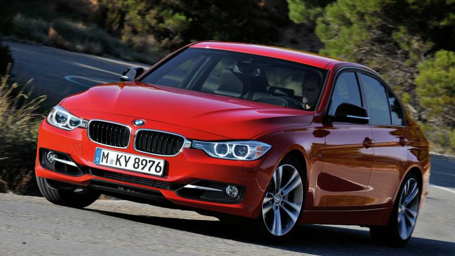 Modelo ter&aacute; duas op&ccedil;&otilde;es de motor a gasolina e duas a diesel | <a href="https://beta-develop.quatrorodas.abril.com.br/carros/lancamentos/bmw-serie-3-643331.shtml" rel="migration">Leia mais</a>
