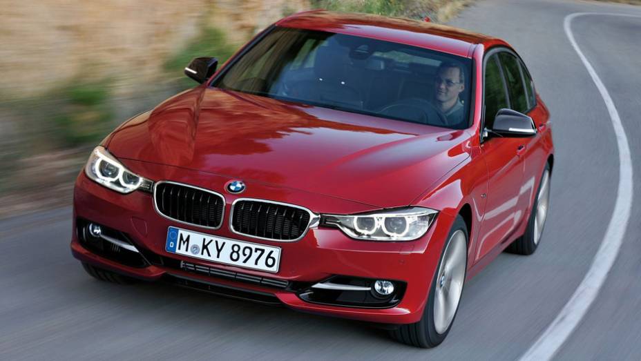 Versão mais potente a gasolina tem 306 cv de potência | <a href="https://beta-develop.quatrorodas.abril.com.br/carros/lancamentos/bmw-serie-3-643331.shtml" rel="migration">Leia mais</a> Versão mais potente a gasolina tem 306 cv de potência | <a href="https://beta-develop.quatrorodas.abril.com.br/carros/lancamentos/bmw-serie-3-643331.shtml" rel="migration">Leia mais</a>
