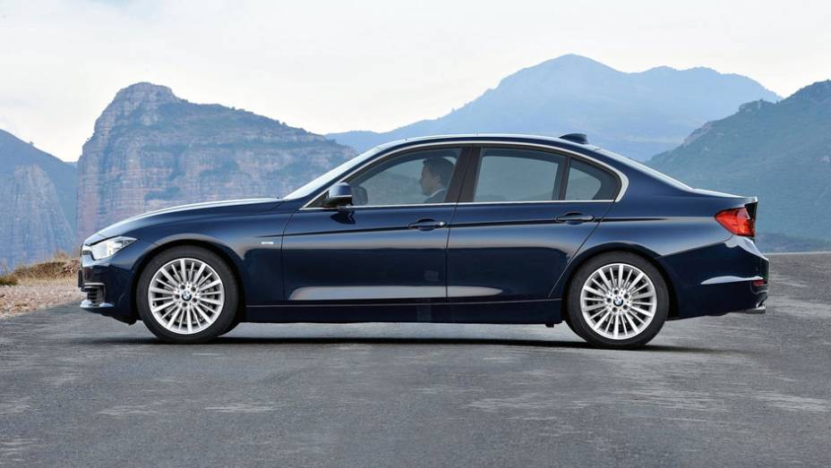 Head-up display e informações de trânsito são itens de série | <a href="https://beta-develop.quatrorodas.abril.com.br/carros/lancamentos/bmw-serie-3-643331.shtml" rel="migration">Leia mais</a> Head-up display e informações de trânsito são itens de série | <a href="https://beta-develop.quatrorodas.abril.com.br/carros/lancamentos/bmw-serie-3-643331.shtml" rel="migration">Leia mais</a>