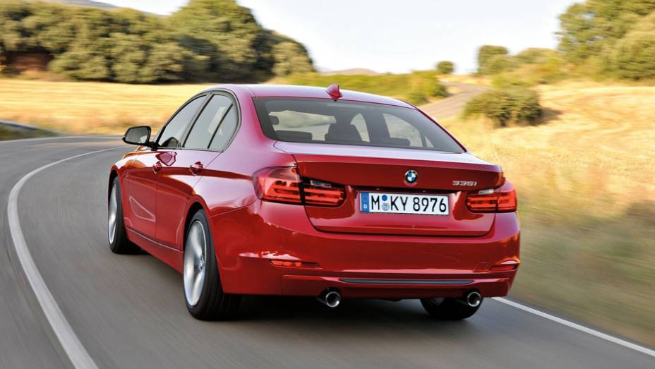 Transmiss&atilde;o pode ser autom&aacute;tica de oito velocidades | <a href="https://beta-develop.quatrorodas.abril.com.br/carros/lancamentos/bmw-serie-3-643331.shtml" rel="migration">Leia mais</a>