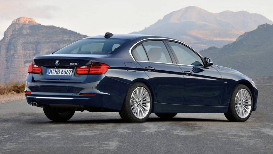 Lista de equipamentos tamb&eacute;m inclui sistema de infotainment ConnectedDrive | <a href="https://beta-develop.quatrorodas.abril.com.br/carros/lancamentos/bmw-serie-3-643331.shtml" rel="migration">Leia mais</a>