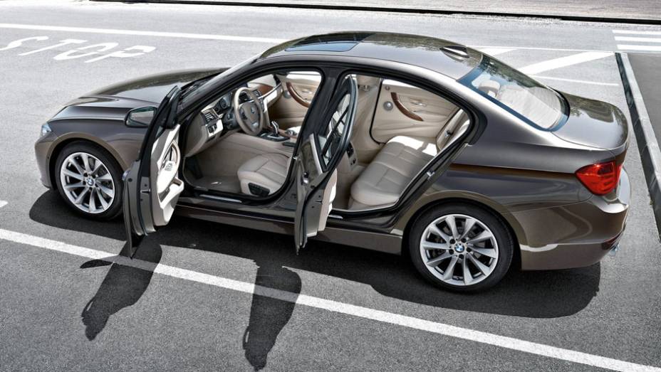Acabamento da divis&atilde;o esportiva M tamb&eacute;m est&aacute; dispon&iacute;vel | <a href="https://beta-develop.quatrorodas.abril.com.br/carros/lancamentos/bmw-serie-3-643331.shtml" rel="migration">Leia mais</a>