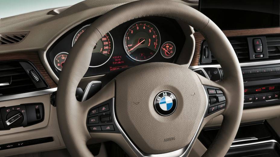 <a href="https://beta-develop.quatrorodas.abril.com.br/carros/lancamentos/bmw-serie-3-643331.shtml" rel="migration">Leia Mais</a> <a href="https://beta-develop.quatrorodas.abril.com.br/carros/lancamentos/bmw-serie-3-643331.shtml" rel="migration">Leia Mais</a>