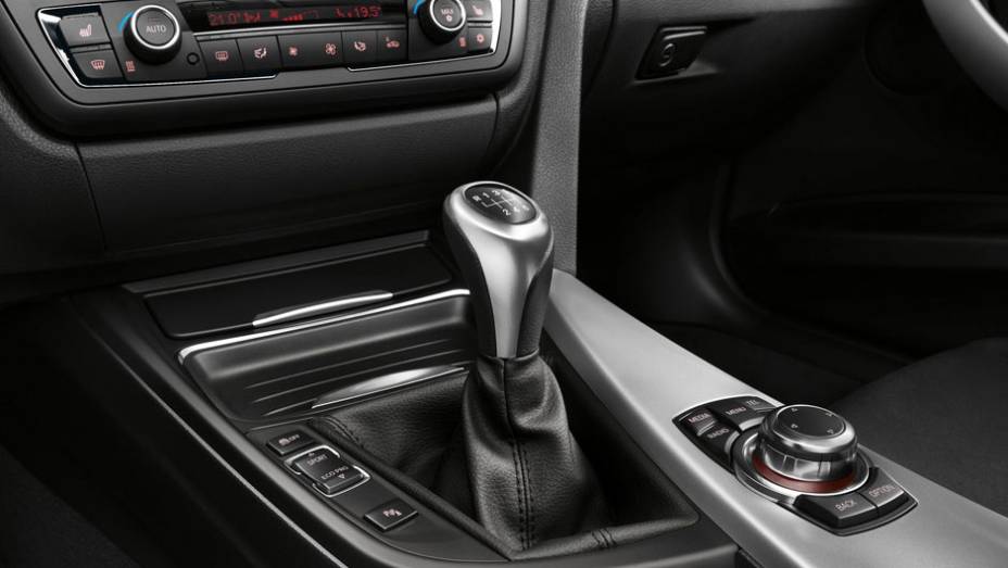 <a href="https://beta-develop.quatrorodas.abril.com.br/carros/lancamentos/bmw-serie-3-643331.shtml" rel="migration">Leia Mais</a> <a href="https://beta-develop.quatrorodas.abril.com.br/carros/lancamentos/bmw-serie-3-643331.shtml" rel="migration">Leia Mais</a>