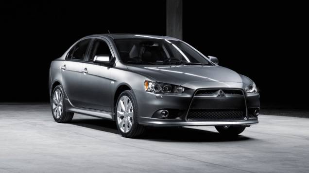Grade &eacute; em formato de trap&eacute;zio e no estilo jetfighter | <a href="https://beta-develop.quatrorodas.abril.com.br/carros/lancamentos/mitsubishi-lancer-644557.shtml" rel="migration">Leia mais</a>